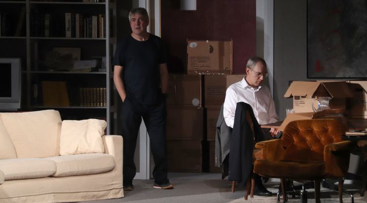 Pere Arquillué i Carles Martínez en un fragment del muntatge 'L'adversari'. ACN