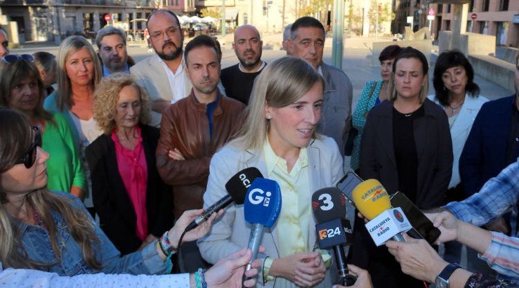 La consellera Victòria Alsina atenent els mitjans acompanyada de càrrecs electes gironins. ACN