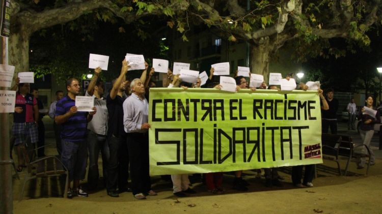 Una vintena de persones s'han manifestat a les portes de l'ajuntament de Salt © ACN