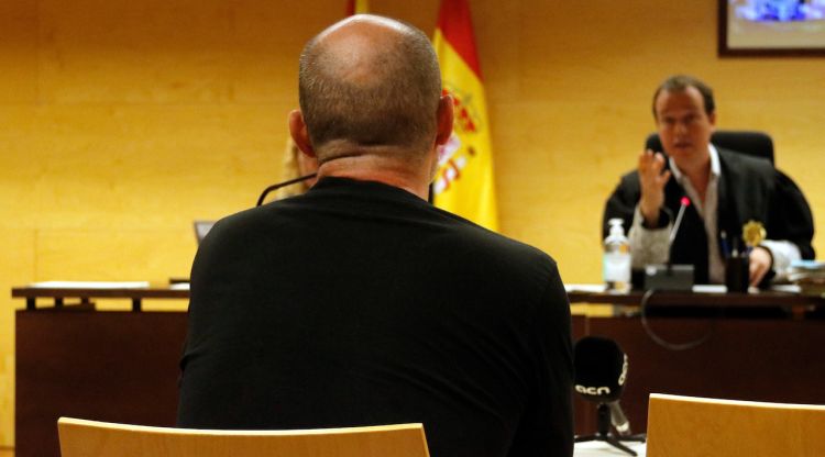El pare acusat d'abusar de la filla adolescent, aquest dijous assegut davant el tribunal de la Secció Quarta de l'Audiència de Girona. ACN