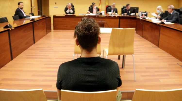 D'esquenes, l'acusat d'agredir sexualment les fillastres a Orriols. ACN