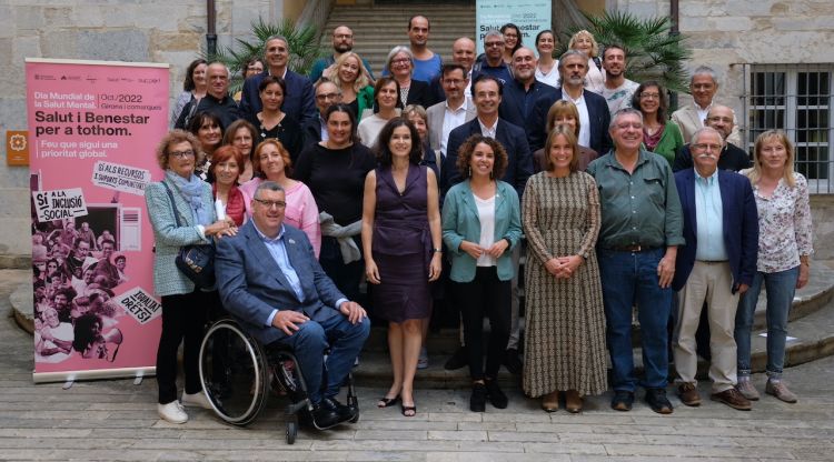Representants de les institucions i entitats promotores del programa del Dia Mundial, amb les autoritats del territori i la titular de salut Mental de l'OMS