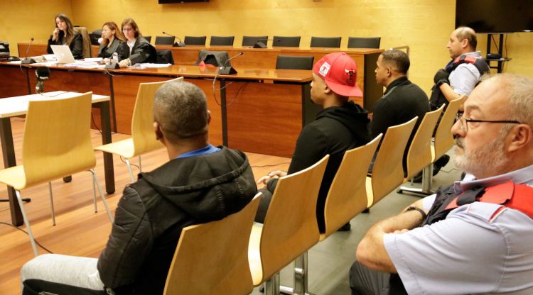 Els acusats de l'assalt violent a Cantallops. Foto del primer dia de judici a l'Audiència de Girona. ACN