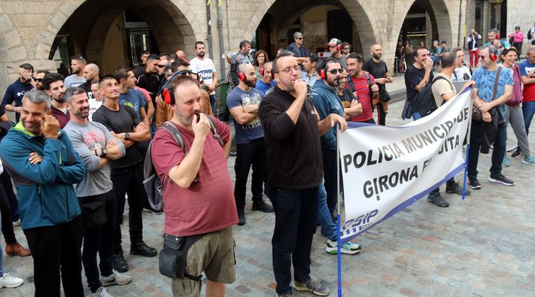 Els agents de la Policia Municipal de Girona protestant a les portes del ple d'aquest octubre. ACN