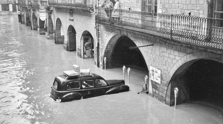 Un vehicle colgat d'aigua a la paça del Vi. Marcel Prat