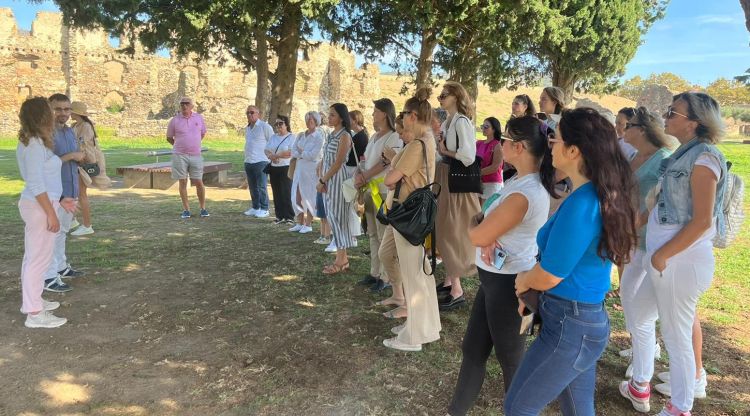 El grup de refugiats durant una de les visites guiades, en aquest cas a la Ciutadella de Roses