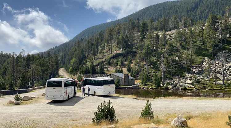 Pla obert dels dos busos llançadora aparcats a l'entorn de la font de Pollineres, a Lles de Cerdanya, on hi ha el camí que va cap als Estanys de la Pera. Imatge de l'1 de setembre de 2021