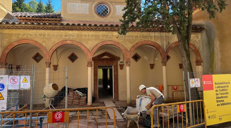 L'edifici de l'antiga escola Abadessa Emma dissenyat per l'arquitecte Duran y Reynals a Sant Joan de les Abadesses. ACN