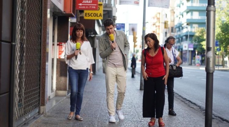 Marta Madrenas amb Roger Escapa i Clara Jordan, passejant avui per Girona. Catalunya Ràdio / CCMA