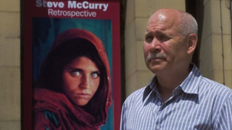McCurry al costat de la seva imatge més coneguda (arxiu)
