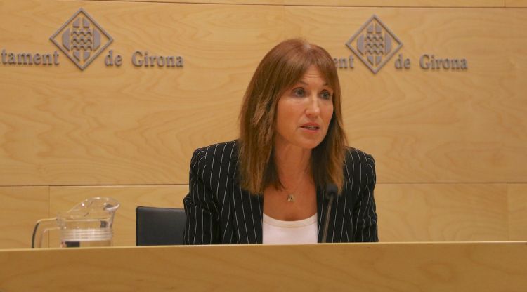 La regidora d'Hisenda, Maria Àngels Planas, durant la roda de premsa de presentació. ACN