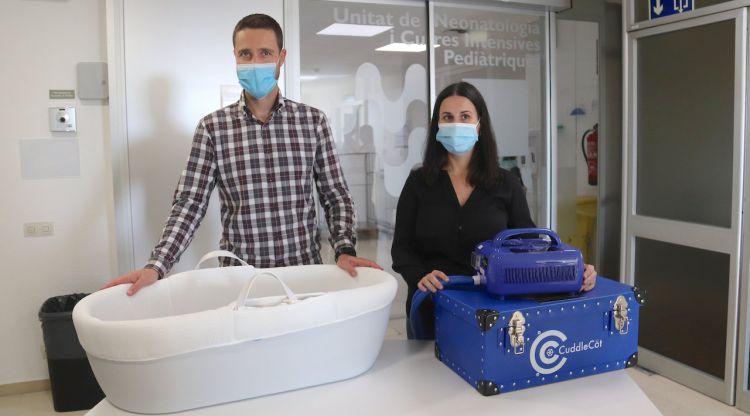 Llorenç Ramon i Anna Sánchez donen un bressol a l'hospital Trueta per mantenir l'escalfor dels nadons que neixen morts. ACN
