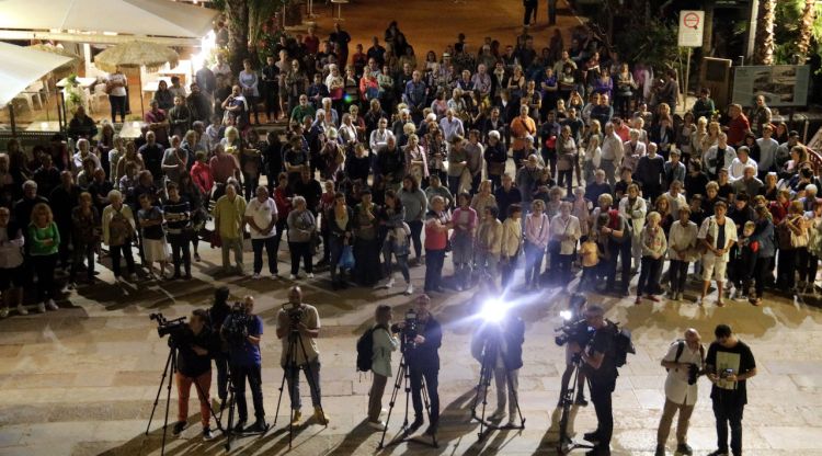 Minut de silenci d'ahir davant l'ajuntament de Lloret de Mar. ACN