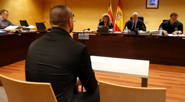 L'acusat de la violació a Blanes, d'esquenes, davant el tribunal de la Secció Quarta de l'Audiència de Girona. ACN