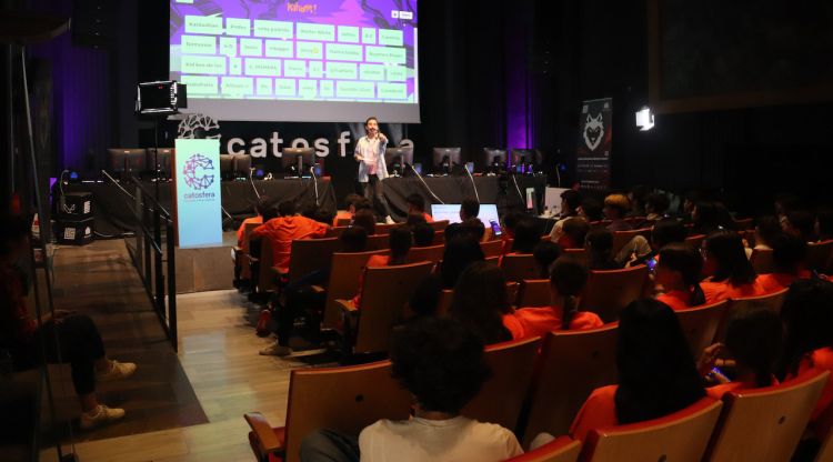El creador de continguts en català, Albert Roig, presenta un concurs virtual per a alumnes d'instituts gironins