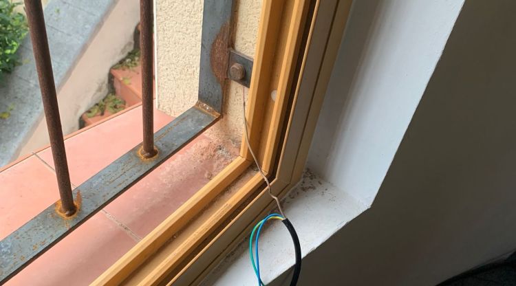 Una de les finestres amb el sistema d'electrocució instal·lat per evitar l'entrada d'intrusos