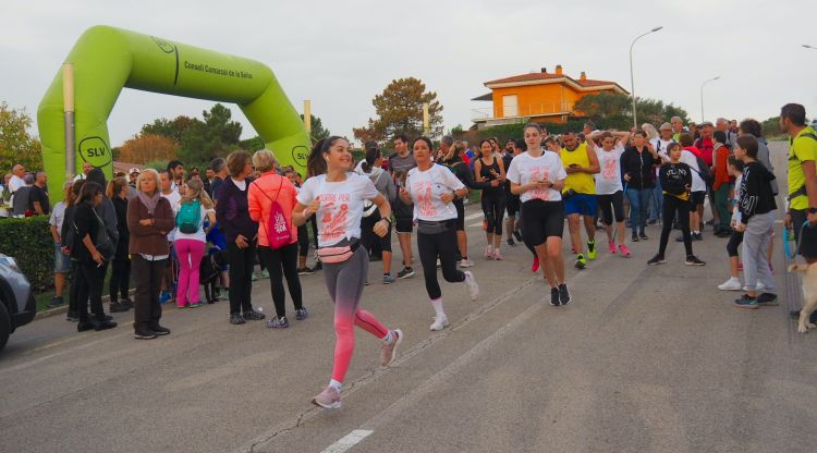 Sortida dels corredors i corredores a la cursa "Corre per les mames" de Santa Coloma de Farners