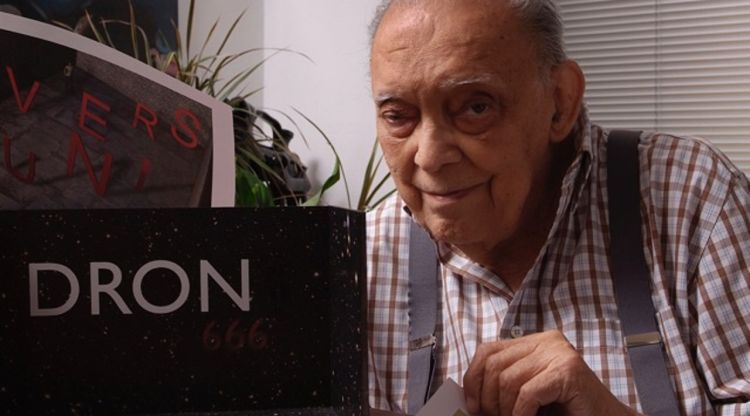 L'escultor Francesc Torres Monsó amb el projecte d'escultura 'Univers' que s'ha fet a títol pòstum. ACN