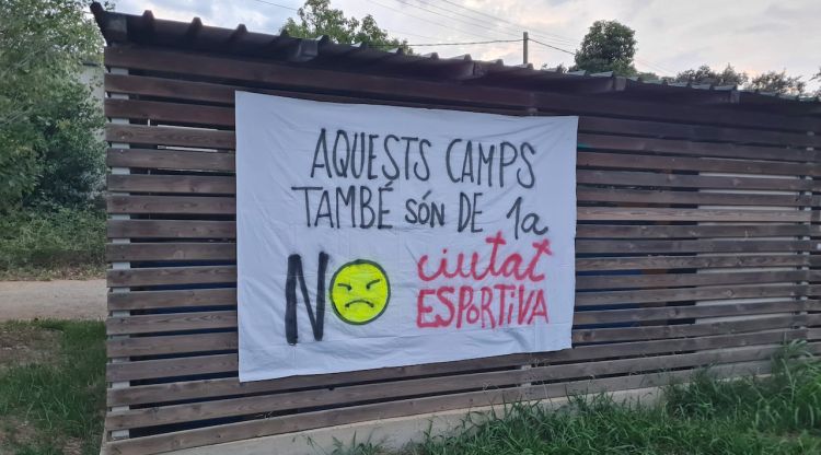 Una pancarta penjada a Vilablareix que rebutja la construcció de la ciutat esportiva del Girona FC