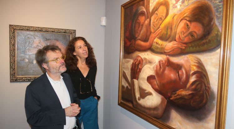 Els dos comissaris de l'exposició amb part de les obres que s'exposen. ACN