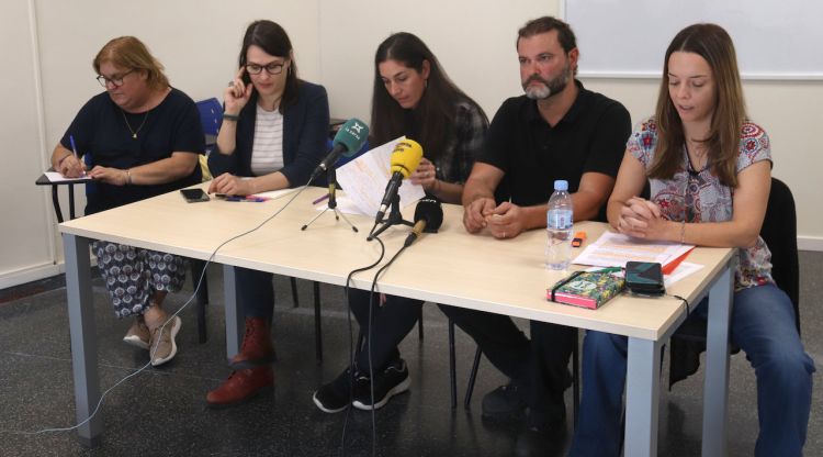 Membres de CCOO, l'Affac i un pare denuncien males praxis en la contractació de monitors en una roda de premsa. ACN