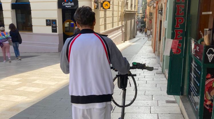 Un usuari de patinet elèctric al carrer de Sant Pere