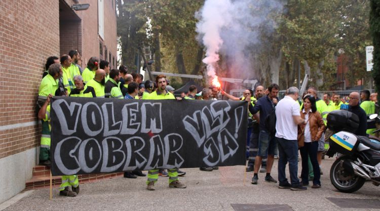 Una trentena de treballadors de l'Ajuntament de Girona protestant davant la Fira de Mostres. ACN