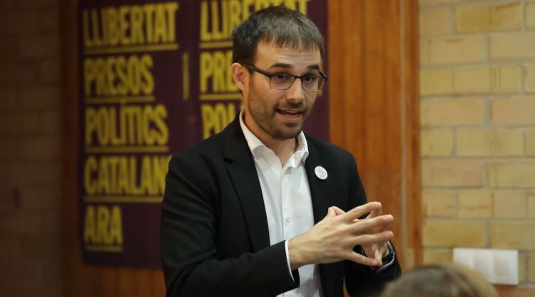 Joan Plana durant l'assemblea de la secció local d'ERC a Roses