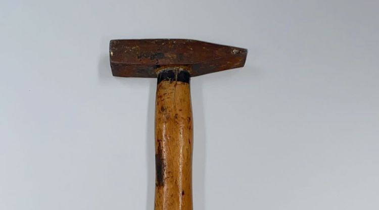 El martell que va fer servir per agredir a la víctima i robar-li posteriorment