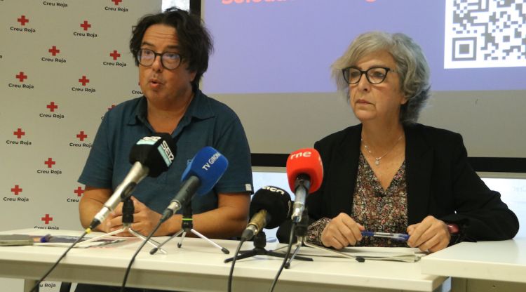 El coordinador provincial de Creu Roja a Girona, Jordi Martori,i la tècnica de l'Oservatori, Anna Sabaté, durant la presentació de l'informe. ACN