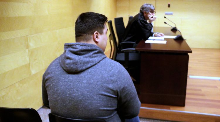 D'esquenes, l'acusat d'abusar sexualment de la neboda de 5 anys a Girona. ACN