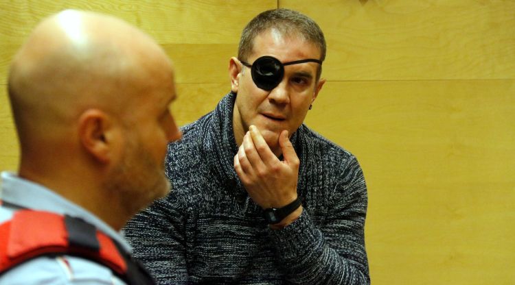 L'agent de la Policia Nacional acusat de matar a trets la seva parella a Olot, durant el jurat que se celebra a l'Audiència de Girona. ACN
