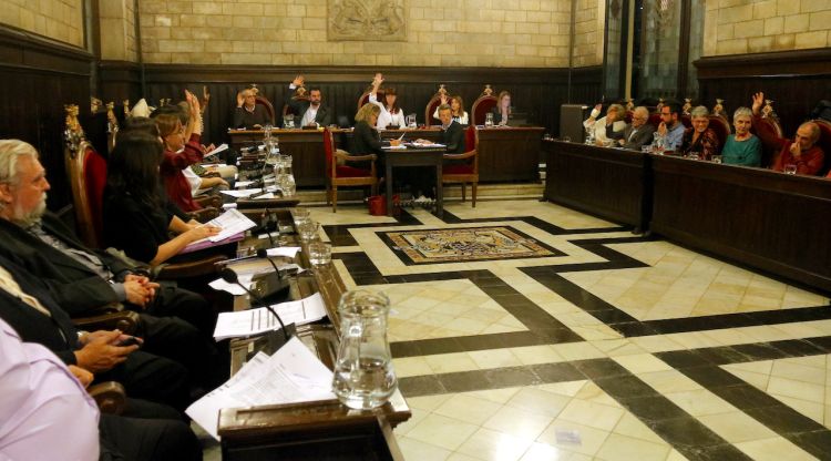 Moment en què el ple de Girona aprova el topall de pisos turístics amb el vot per la mínima de l'oposició. ACN