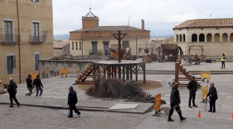 La plaça dels Apòstols de Girona amb una pira instal·lada enmig pel rodatge de la sèrie 'Mrs. David'. ACN