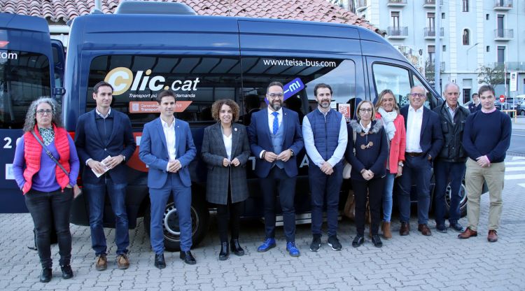 El conseller i els alcaldes del municipis que entren a formar part de les rutes de bus a demanda. ACN