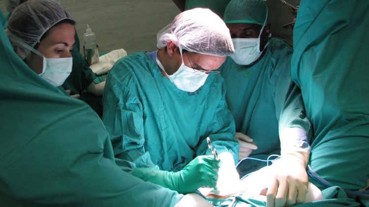 Professionals sanitaris treballant en una operació quirúrgica © ACN