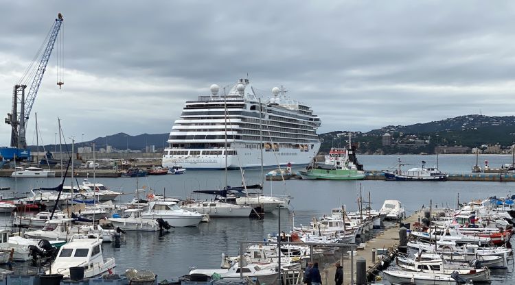 El creuer Seven Seas Splendor, avui al port de Palamós. ACN