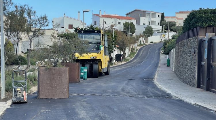 Els treballs d'asfaltatge al carrer de Punta Montgó