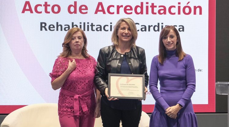 La Dra Elisabeth Pujol, cardiòloga de l'Hospital Santa Caterina (al centre) amb el diploma acreditatiu