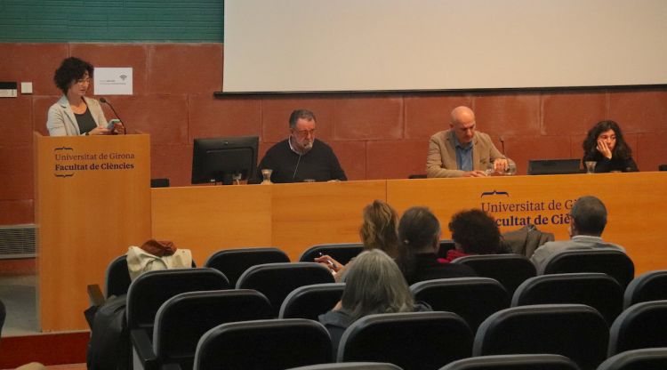 La delegada del rector de la UdG pel Territori i la Sostenibilitat, Carolina Martí, explica les mesures d'estalvi energètic que impulsarà la universitat. ACN