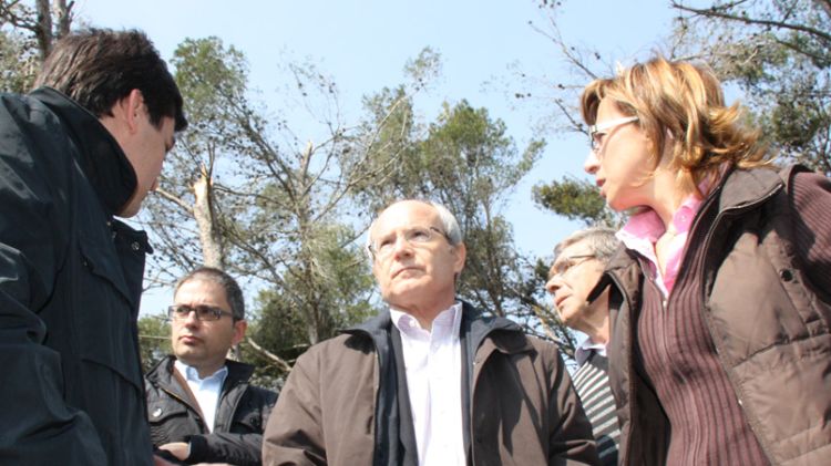 Montilla, l'alcaldessa de Palamós i l'alcalde de Palafrugell parlant dels problemes que va ocasionar la nevada a la zona del Baix Empordà © ACN