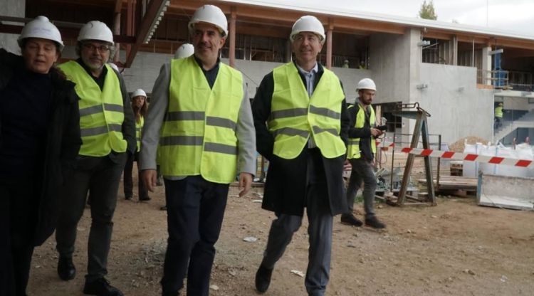 L'alcalde de Slt, Jordi Viñas i el conseller d'Educació, Josep Gonzàlez-Cambray, visitant les instal·lacions de l'Escola Gegant del Rec de Salt