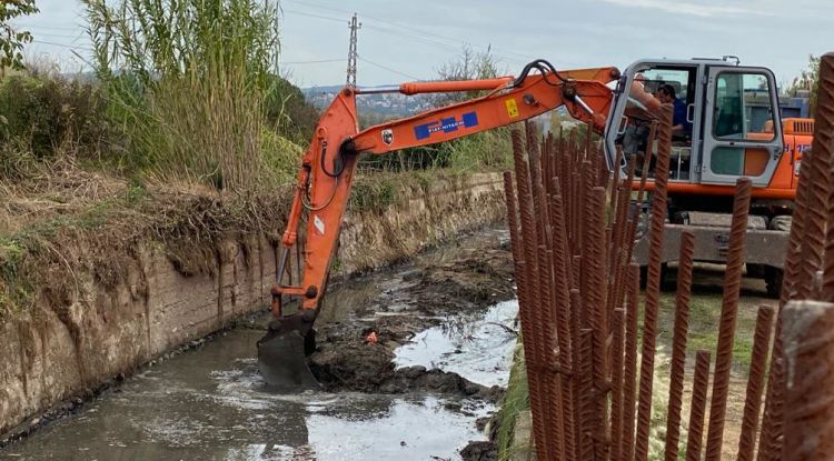 Una imatge d'arxiu d'unes reparacions a la séquia del Monar