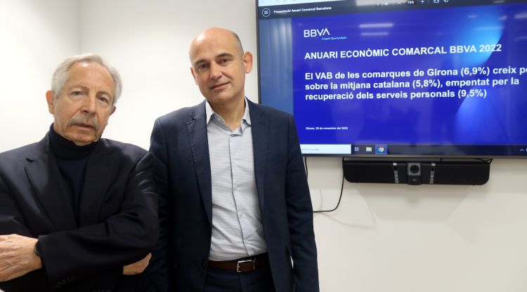El catedràtic emèrit i autor de l'estudi, Josep Oliver, i el director de zona del BBVA a Girona, David Meavilla. ACN