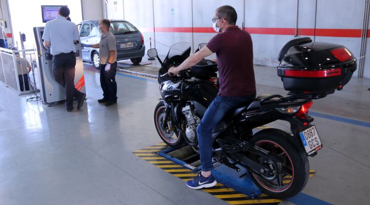 Una motocicleta passant la revisió a l'estació ITV d'Amposta. ACN