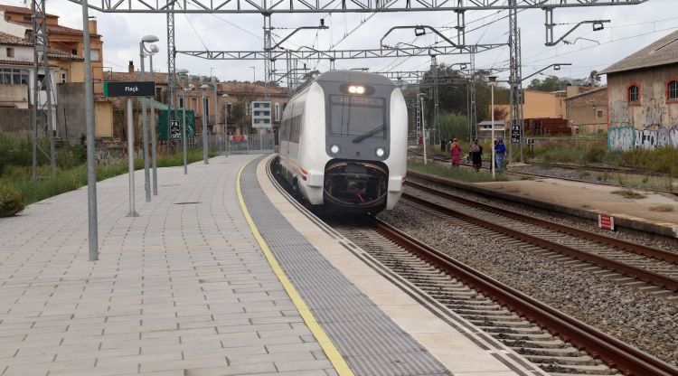 Un tren Mitja Distància a l'estació de Flaçà (arxiu)