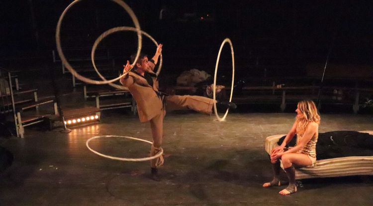 Dos artistes de la companyia Rasposo en un assaig de 'La Dévorée'. ACN