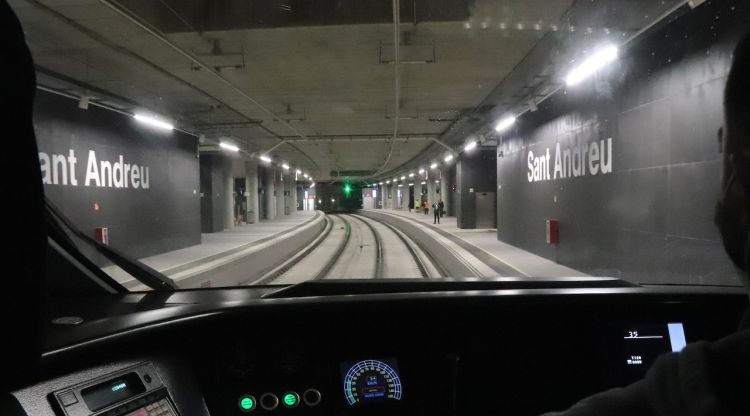 El primer tren de la línia R2 de Rodalies arriba a la nova estació de Sant Andreu. ACN