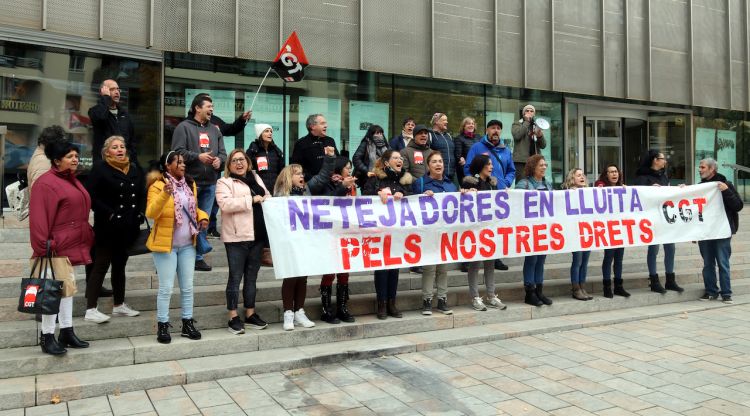 La concentració convocada per la CGT per reclamar salaris i un conveni digne per a les treballadores de la neteja. ACN