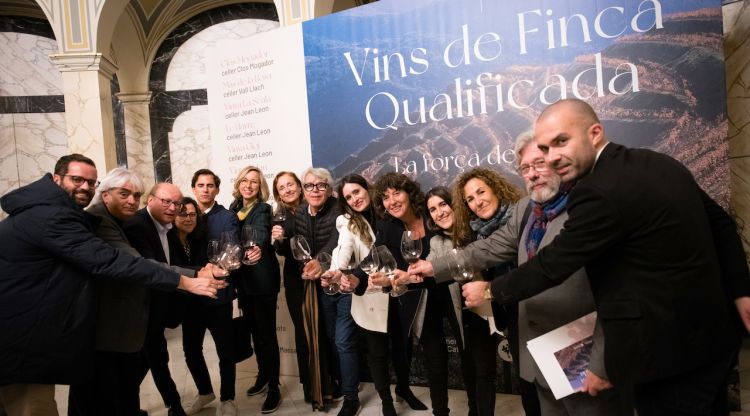 Els guardonats amb la distinció Vins de Finca Qualificada amb Teresa Jordà